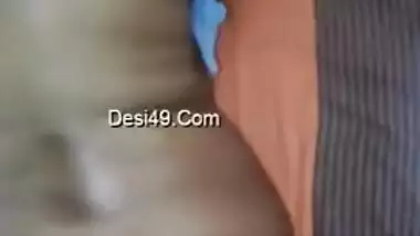 Sperm on Indian mom's back is easy to wipe in amateur sex video