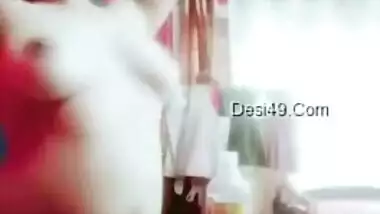 Desi MILF isn't embarrassed because of sex camera in amateur XXX video