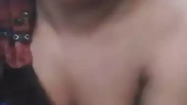 Adorable Indian girl sings XXX song making viewers in mood for sex