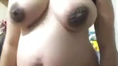 Pregnant Desi sex slut pulls up her T-shirt taking XXX coconuts to light