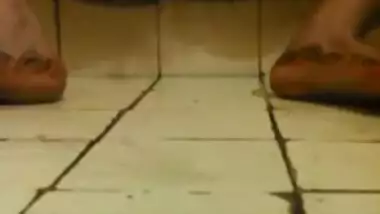 Desi girl's XXX pussy needs to be fingered in the self-made clip