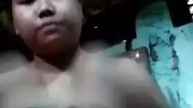 Indian slut doesn't know how to pose but tries hard exposing tits