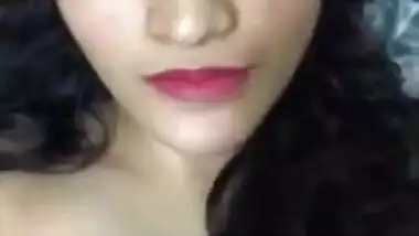 Paki MILF's boobs are the main characters of Desi solo XXX video