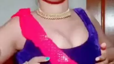 Joyful Desi chick in XXX sari provocatively moves her dazzling body