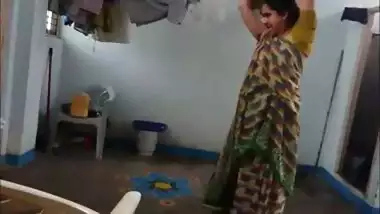 Hidden porn video of Indian housewife who walks naked around house
