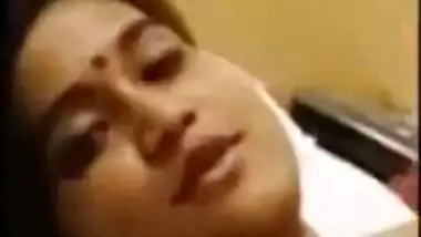 Hot looking cute Desi girl makes an MMS selfie video with mate