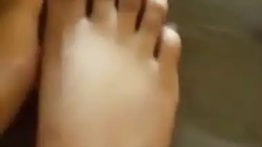 CUM ON MY MOM'S FEET(LOOK AT HER BROWN NAILS)