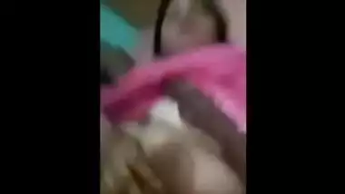 Phone conversation doesn't prevent Desi woman from doing XXX things