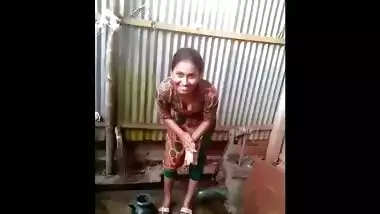 Naked Indian teen with XXX tits allows BF to film how she puts sari on