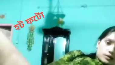 Bangla naked girl fucks her pussy with brinjal