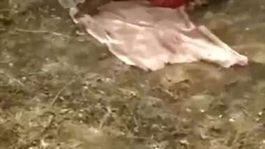 Amateur Kerala couple caught having outdoor sex, Fresh Desi MMS online