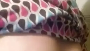 Attractive Desi MILF plays with own natural XXX tits on the camera