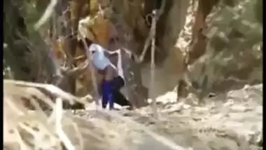 Horny lovers caught having quickie in doggy outdoor in Desi mms video