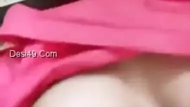 Indian gal finds quiet spot perfect to flash tits and hairy XXX peach