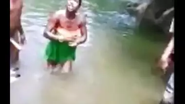 Desisex video of a young couple enjoying outdoor sex in a pond