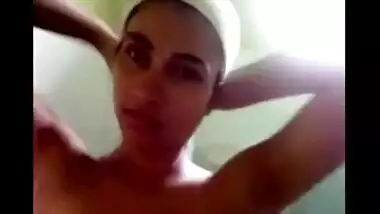 Scandal MMS video of svelte Indian gal sucking Desi XXX penis in bath