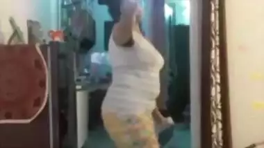 Hot desi indian bhabi shaking her sexi ass &boobs on bigo live...4