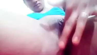 Close-up XXX video of horny Desi hottie fingering her wet vagina