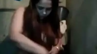 Indian babe happily takes care of her own pussy and shaves it in bath