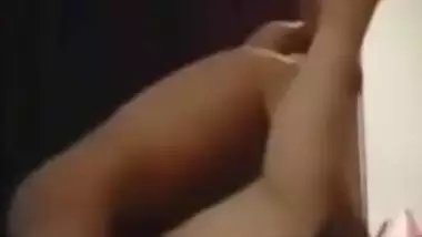 الديوث الخليجي سعود جايب لزوجته فحل خلاها تبكي من النيك