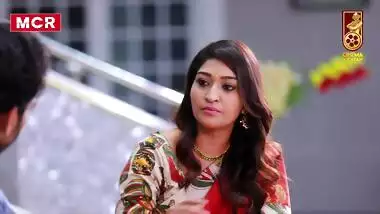 Tamil Serial MILF Neelima Rani Super Hot Milky Navel Show in Saree