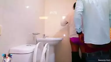 Manager fucking lady boss when she is horny in her bathroom