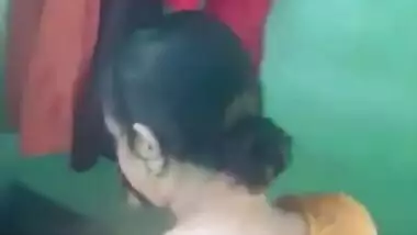 Desi wife’s nude bathing and his devar recording secretly