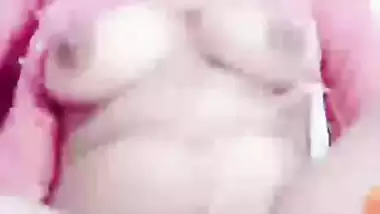 Viral beautiful girl rubbing clit and fingering pussy