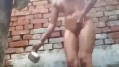 Teen beauty bathing scandle