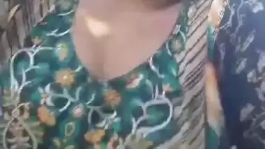 Horny Desi Bhabhi Showing Her Boobs In Outdoor Public Park