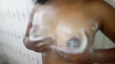 Lovely Desi bares her XXX body to watch it in front on a sex camera