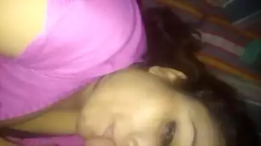 Desi bitch gives a lot of XXX pleasure to everyone sucking in MMS video