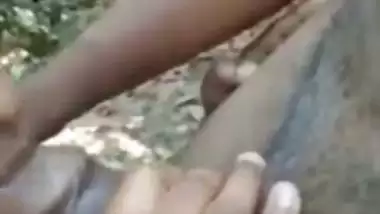 Desi lady sucks her lover’s dick outdoors on the farm
