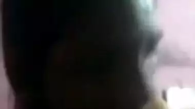New amateur XXX selfie with a Desi babe posing with her tits shown