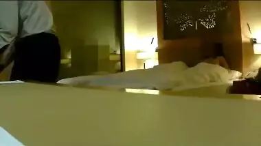 Worker of hotel and naked Indian diva take part in unplanned porn clip