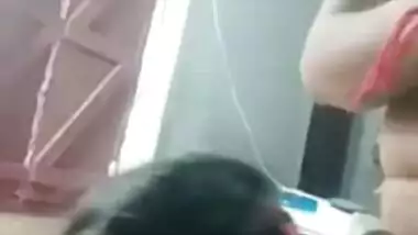 Bodacious Desi MILF with mask gives a XXX blowjob in MMS video