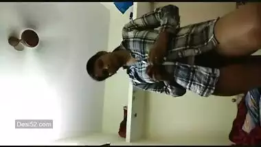 Desi cute girl priya show her hot boobs n pussy n make video