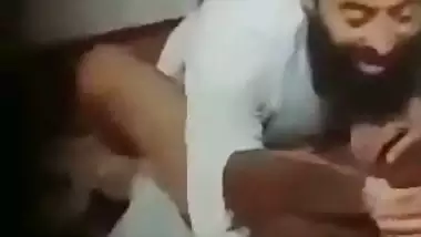 Pakistani sex MMS of a Maulana fucking his maid secretly