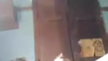 Elated Desi hottie spreads legs to finger her cute cunt for MMS clip