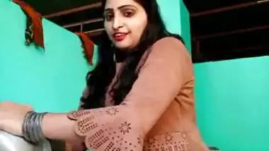 XXX MMs Desi, Indian beautiful bhabhi showing big bobs on the kitchen