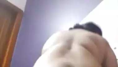 Curvy Indian mom shares beauty with viewers performing naked sex show
