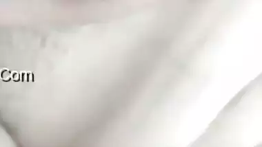 Aroused Indian minx likes filming solo video for guysin the morning