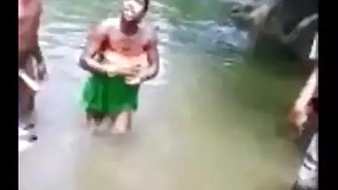 Desisex movie of a juvenile pair enjoying outdoor sex in a pond