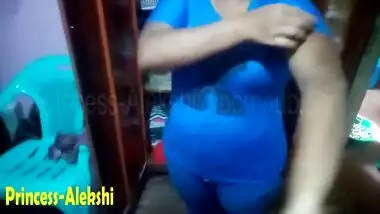 SRI LANKAN SEXY GIRL DRESSING