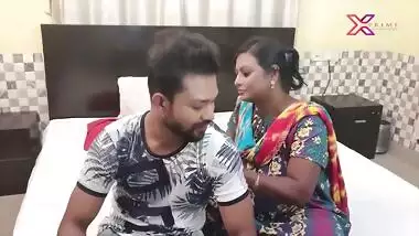 Curvaceous Desi maid is good both in cleaning and hot XXX fucking