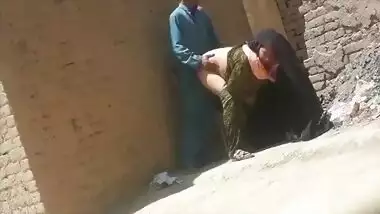 Pakistani outdoor sex video with a neighbor aunty! Real XXX