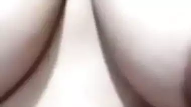 Sexy Desi XXX mom showing her big boobs and wet pussy on cam